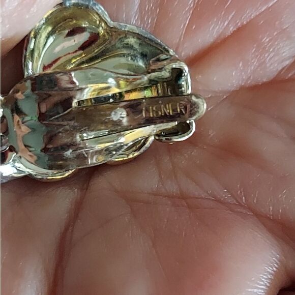 Vintage Lisner Silver Tone ClipOn Earrings Puffy Silver Style Signed - Picture 5 of 5